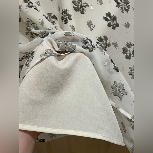 Talbots Short Sleeved Sheer Lines V-Neck Blouse - Picture 4 of 10